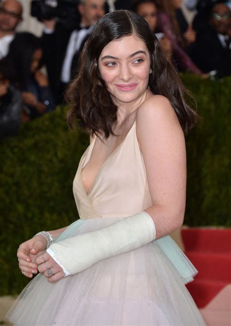 At the age of just 16, Lorde stormed onto the scene in 2013 and single-handedly shook up Hollywood's standard beauty aesthetic of smooth, wavy hair paired with nude lips.